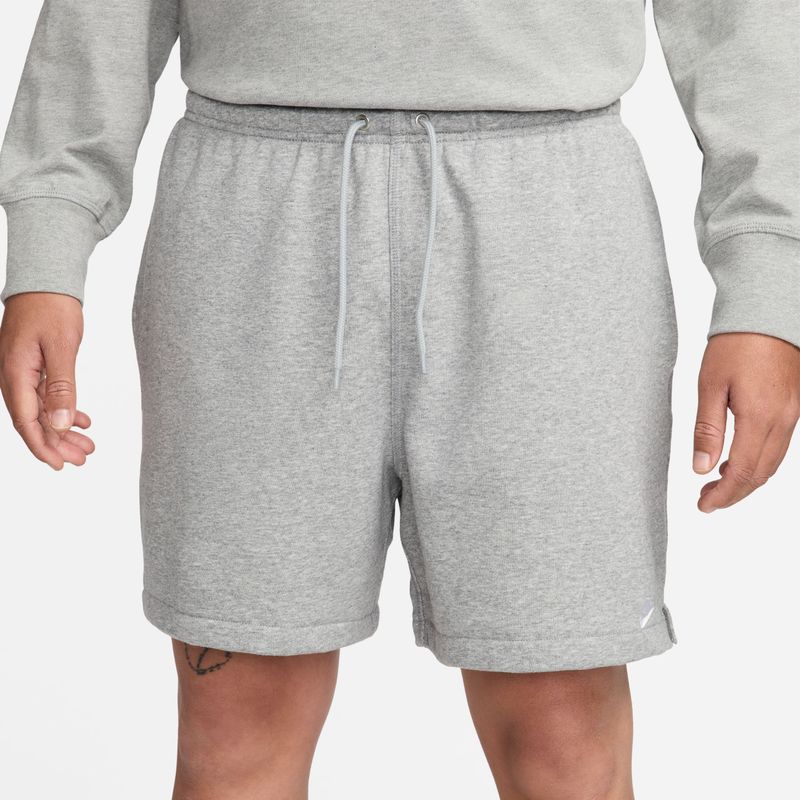 Pantaloneta-nike-para-hombre-M-Nk-Club-Flow-Ft-Short-para-moda-color-gris.-Reverso-Sobre-Modelo