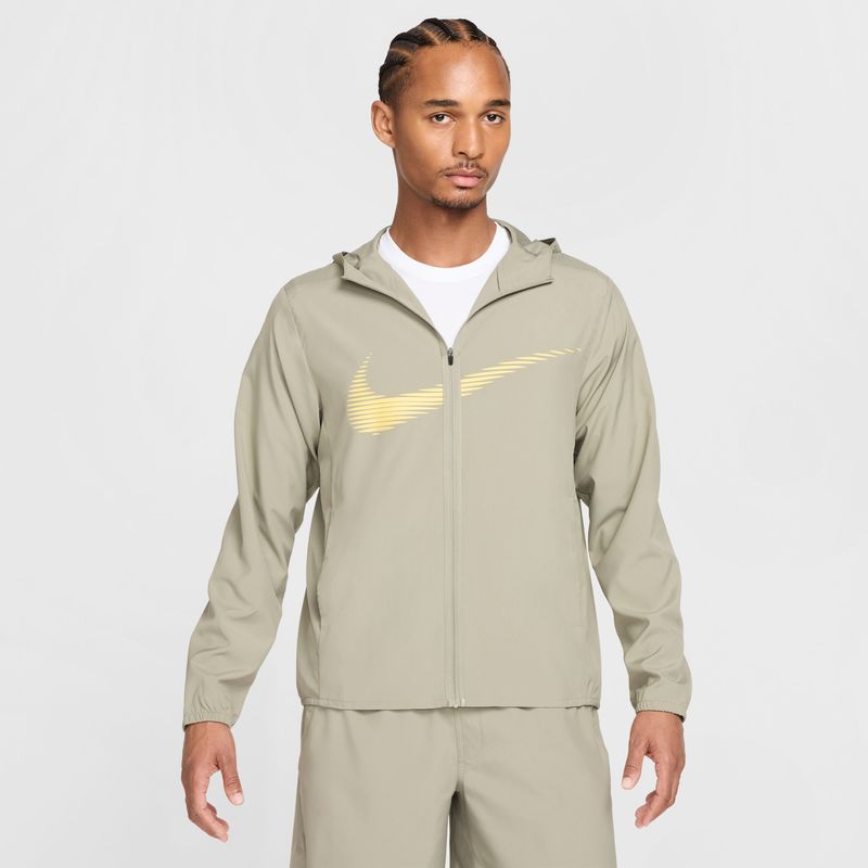 Hoodie-nike-para-hombre-M-Nk-Df-Form-Hd-Jkt-Swoosh-para-entrenamiento-color-verde.-Frente-Sobre-Modelo