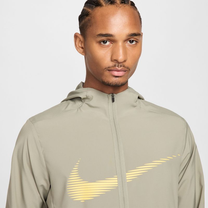 Hoodie-nike-para-hombre-M-Nk-Df-Form-Hd-Jkt-Swoosh-para-entrenamiento-color-verde.-Reverso-Sobre-Modelo
