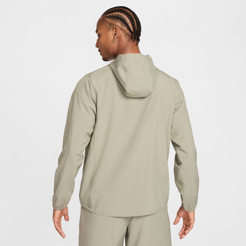 Hoodie-nike-para-hombre-M-Nk-Df-Form-Hd-Jkt-Swoosh-para-entrenamiento-color-verde.-Reverso-Sobre-Modelo