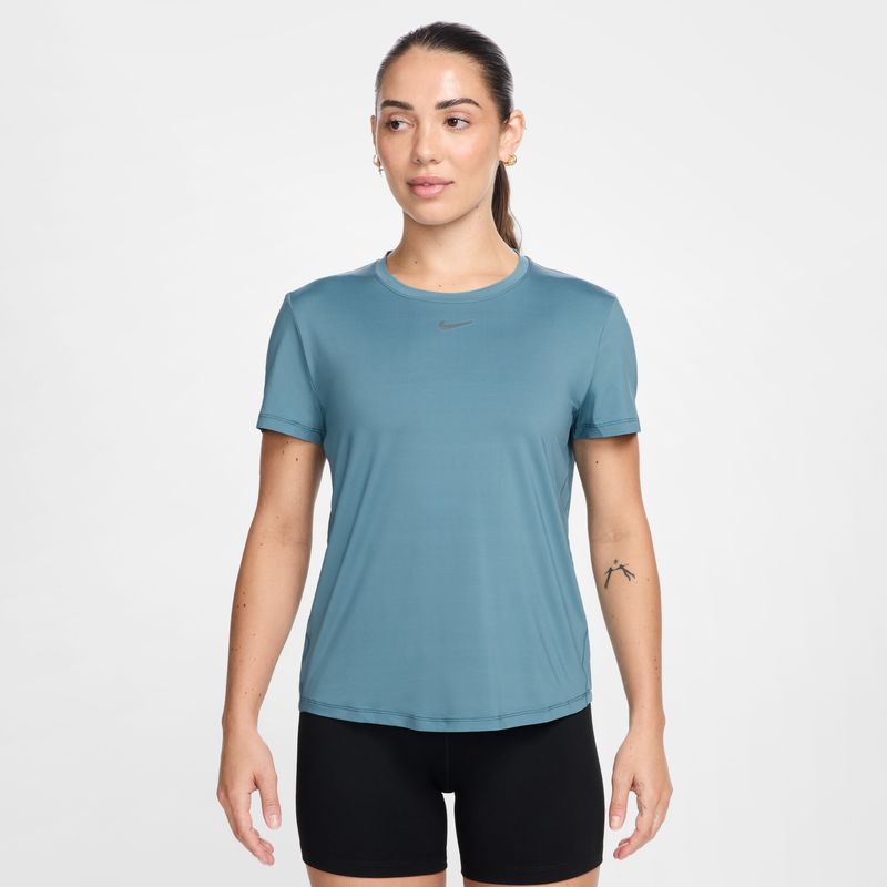 Camiseta-Manga-Corta-nike-para-mujer-W-Nk-One-Classic-Df-Ss-Top-para-entrenamiento-color-azul.-Frente-Sobre-Modelo