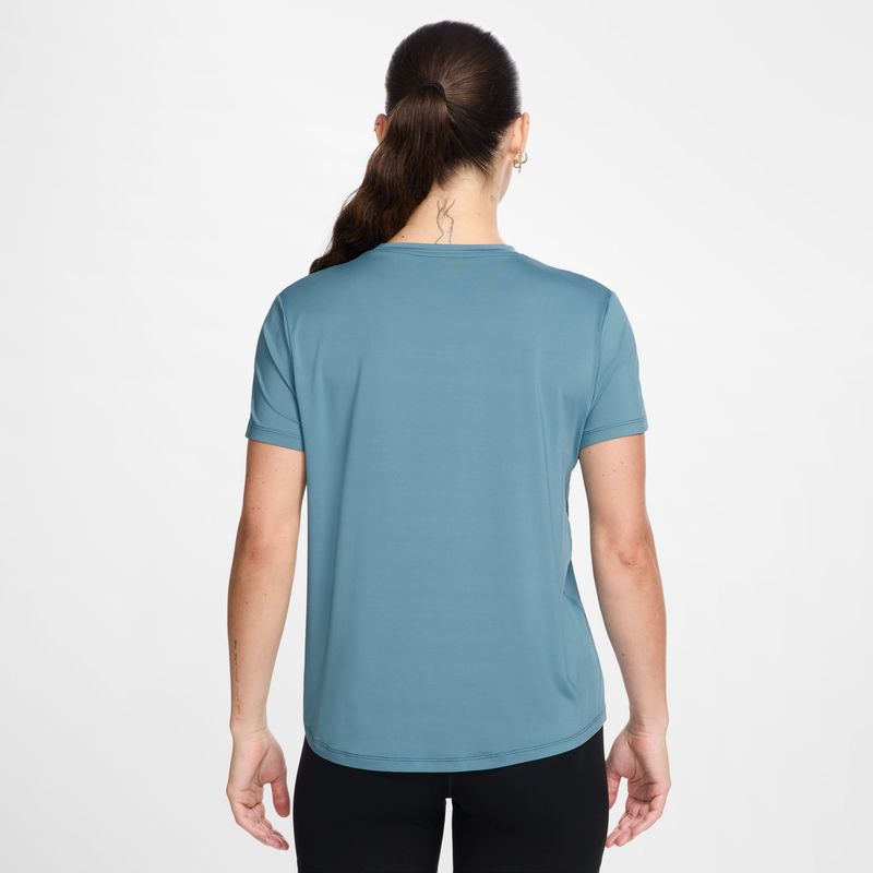 Camiseta-Manga-Corta-nike-para-mujer-W-Nk-One-Classic-Df-Ss-Top-para-entrenamiento-color-azul.-Reverso-Sobre-Modelo