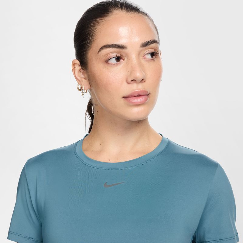 Camiseta-Manga-Corta-nike-para-mujer-W-Nk-One-Classic-Df-Ss-Top-para-entrenamiento-color-azul.-Reverso-Sobre-Modelo
