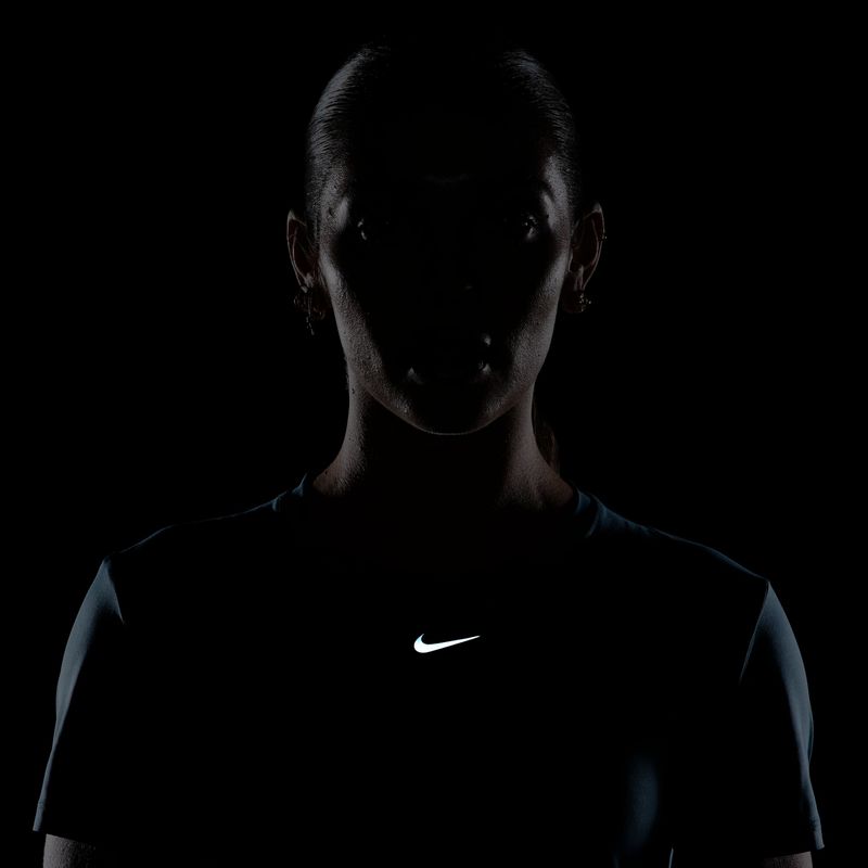Camiseta-Manga-Corta-nike-para-mujer-W-Nk-One-Classic-Df-Ss-Top-para-entrenamiento-color-azul.-Detalle-6