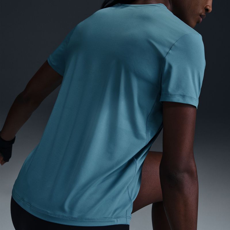 Camiseta-Manga-Corta-nike-para-mujer-W-Nk-One-Classic-Df-Ss-Top-para-entrenamiento-color-azul.-Reverso-Sobre-Modelo