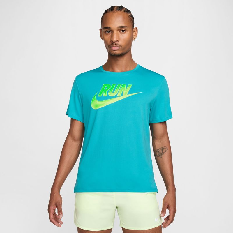 Camiseta-Manga-Corta-nike-para-hombre-M-Nk-Run-Energy-Miler-Ss-Top-para-correr-color-verde.-Frente-Sobre-Modelo
