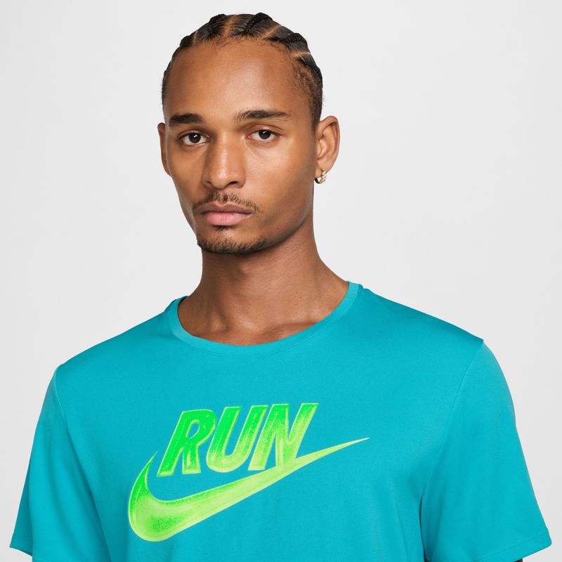 Camiseta-Manga-Corta-nike-para-hombre-M-Nk-Run-Energy-Miler-Ss-Top-para-correr-color-verde.-Reverso-Sobre-Modelo