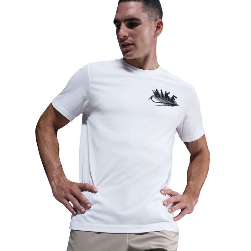 Camiseta-Manga-Corta-nike-para-hombre-M-Nk-Df-Tee-Brand-Read-para-entrenamiento-color-blanco.-Reverso-Sobre-Modelo