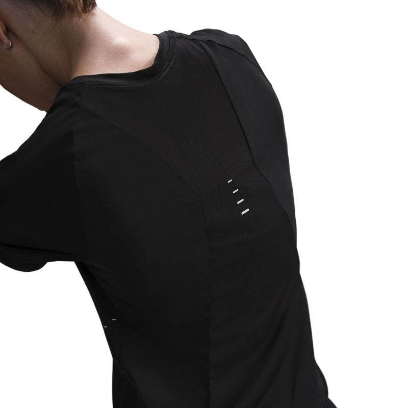 Camiseta-Manga-Corta-nike-para-mujer-W-Nk-Swift-Df-Ss-Top-para-correr-color-negro.-Detalle-2