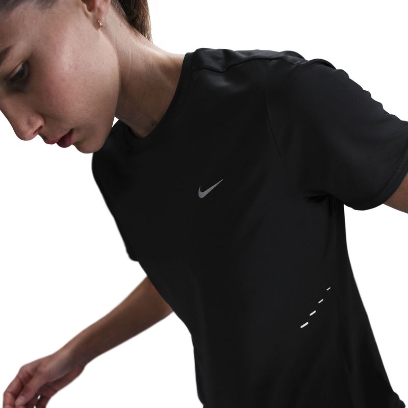 Camiseta-Manga-Corta-nike-para-mujer-W-Nk-Swift-Df-Ss-Top-para-correr-color-negro.-Reverso-Sobre-Modelo