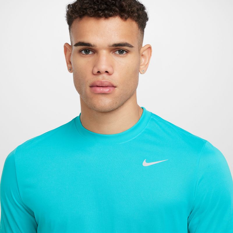 Camiseta-Manga-Corta-nike-para-hombre-M-Nk-Df-Tee-Rlgd-Reset-para-entrenamiento-color-verde.-Reverso-Sobre-Modelo