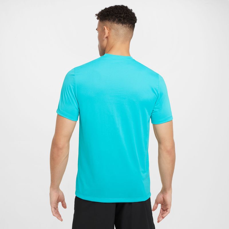 Camiseta-Manga-Corta-nike-para-hombre-M-Nk-Df-Tee-Rlgd-Reset-para-entrenamiento-color-verde.-Reverso-Sobre-Modelo