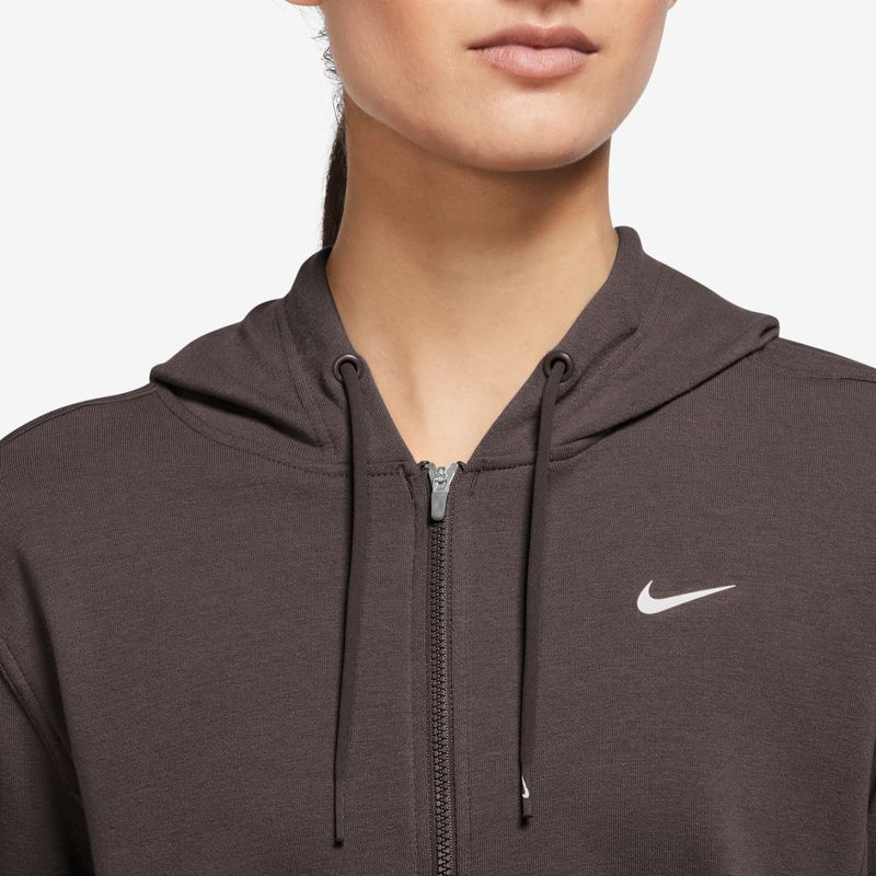 Hoodie-nike-para-mujer-W-Nk-One-Df-Fz-Hoodie-Lbr-para-entrenamiento-color-cafe.-Reverso-Sobre-Modelo