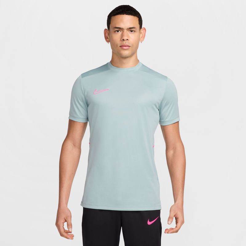 Camiseta-Manga-Corta-nike-para-hombre-M-Nk-Df-Acd25-Ss-Top-Br-para-futbol-color-verde.-Frente-Sobre-Modelo