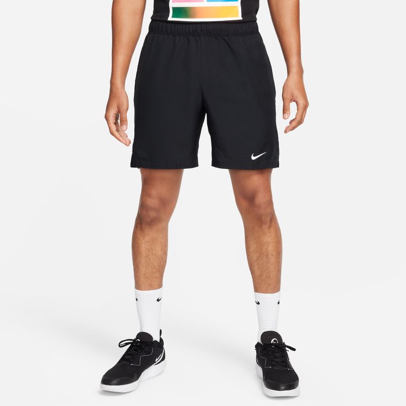 Pantaloneta-nike-para-hombre-M-Nkct-Df-Vctry-Short-7In-para-tenis-color-blanco.-Frente-Sobre-Modelo