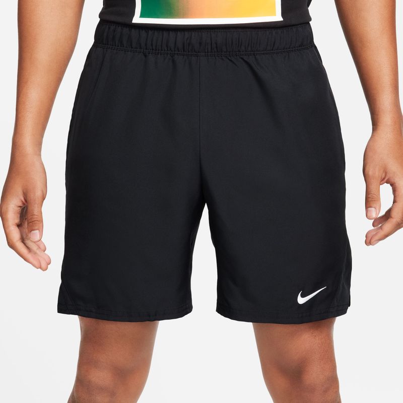 Pantaloneta-nike-para-hombre-M-Nkct-Df-Vctry-Short-7In-para-tenis-color-blanco.-Reverso-Sobre-Modelo