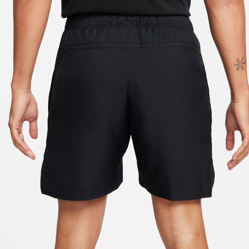 Pantaloneta-nike-para-hombre-M-Nkct-Df-Vctry-Short-7In-para-tenis-color-blanco.-Reverso-Sobre-Modelo