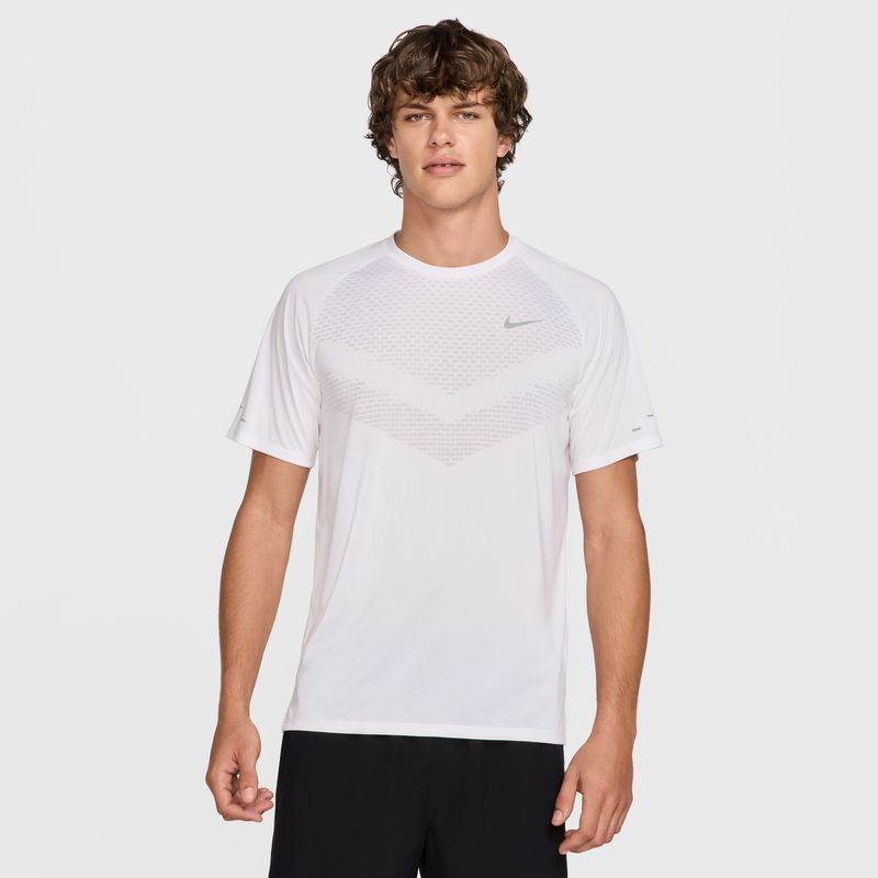 Camiseta-Manga-Corta-nike-para-hombre-M-Nk-Dfadv-Stride-Ss-Top-para-correr-color-blanco.-Frente-Sobre-Modelo