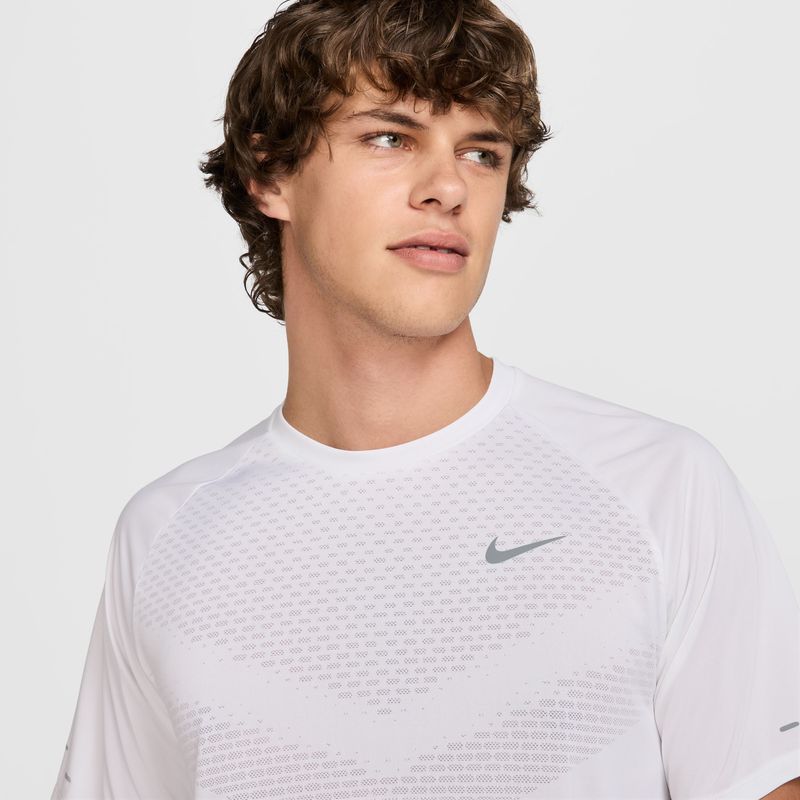 Camiseta-Manga-Corta-nike-para-hombre-M-Nk-Dfadv-Stride-Ss-Top-para-correr-color-blanco.-Reverso-Sobre-Modelo