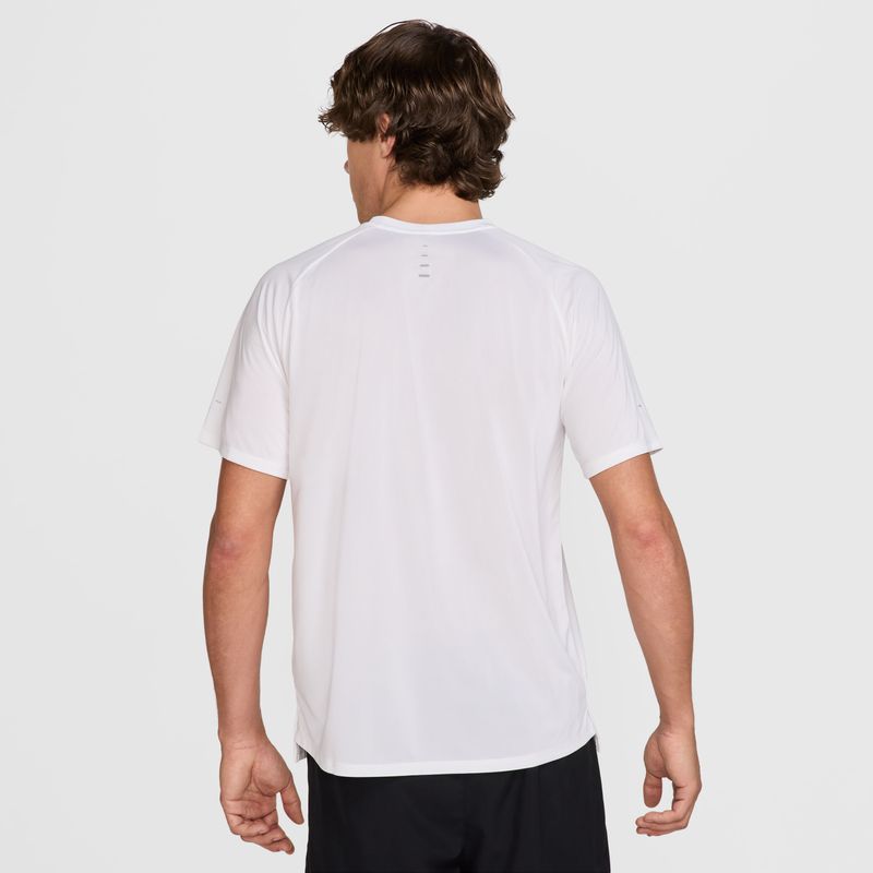 Camiseta-Manga-Corta-nike-para-hombre-M-Nk-Dfadv-Stride-Ss-Top-para-correr-color-blanco.-Reverso-Sobre-Modelo