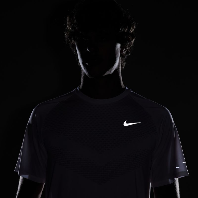 Camiseta-Manga-Corta-nike-para-hombre-M-Nk-Dfadv-Stride-Ss-Top-para-correr-color-blanco.-Detalle-8