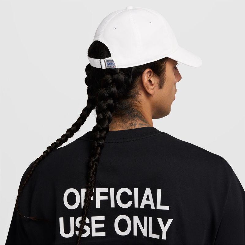 Gorra-nike-para-hombre-U-Nk-Club-Cap-U-Cb-Crtz-Ptch-L-para-moda-color-blanco.-Reverso-Sobre-Modelo