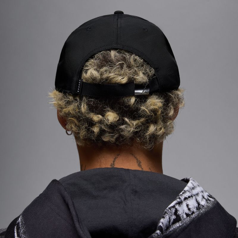 Gorra-nike-para-hombre-U-J-Rise-Cap-S-Cb-Mtl-Jm-para-moda-color-negro.-Reverso-Sobre-Modelo