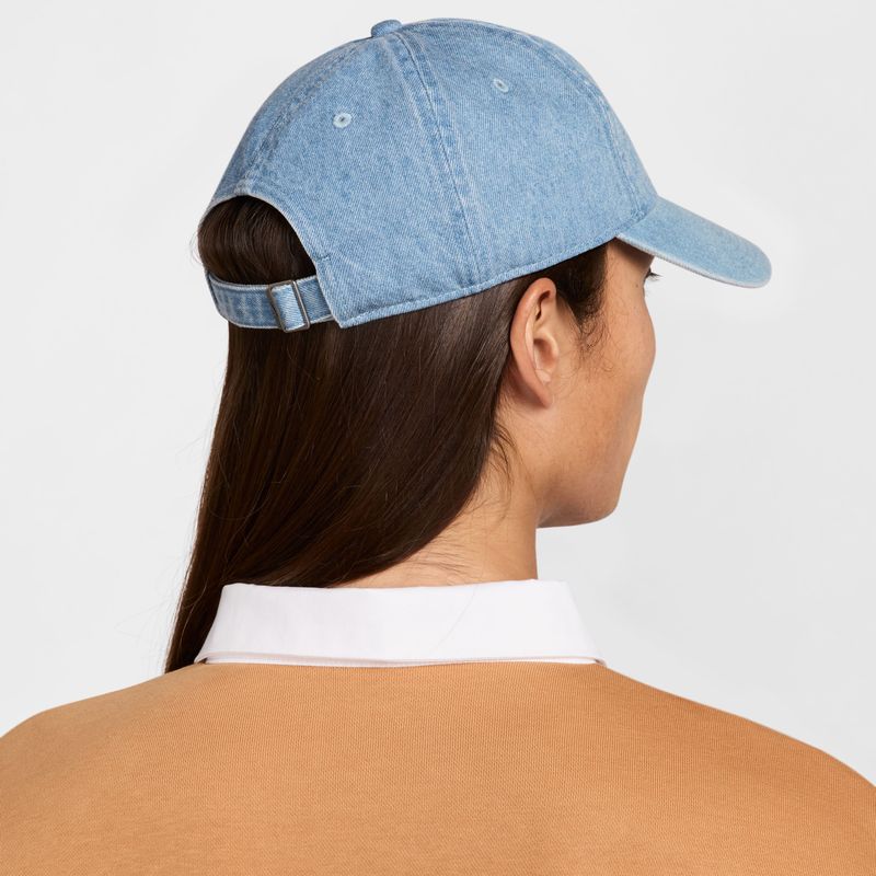 Gorra-nike-para-hombre-U-Nk-Club-Cap-U-Cb-Denim-24-L-para-moda-color-azul.-Reverso-Sobre-Modelo