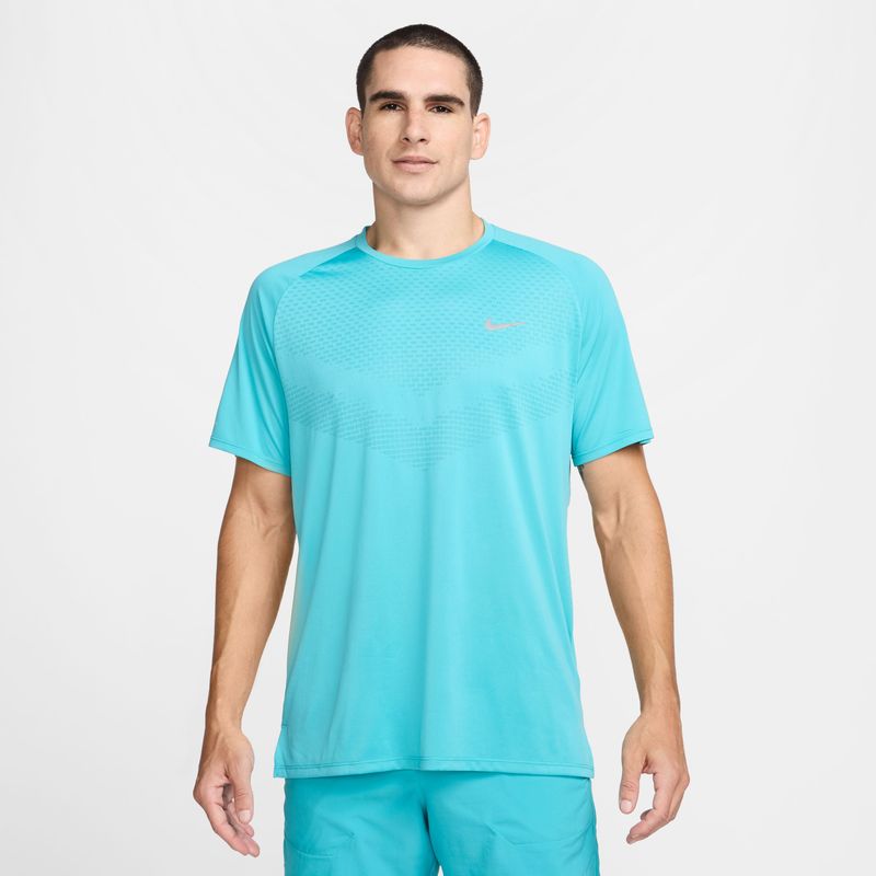 Camiseta-Manga-Corta-nike-para-hombre-M-Nk-Dfadv-Stride-Ss-Top-para-correr-color-verde.-Frente-Sobre-Modelo