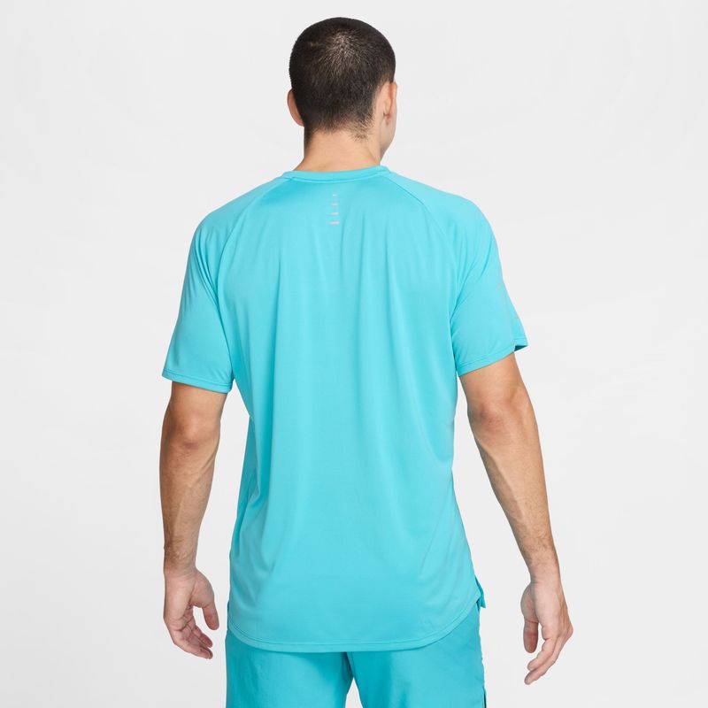 Camiseta-Manga-Corta-nike-para-hombre-M-Nk-Dfadv-Stride-Ss-Top-para-correr-color-verde.-Reverso-Sobre-Modelo