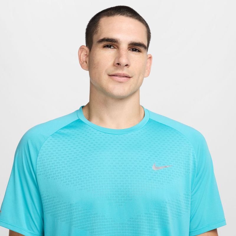 Camiseta-Manga-Corta-nike-para-hombre-M-Nk-Dfadv-Stride-Ss-Top-para-correr-color-verde.-Reverso-Sobre-Modelo