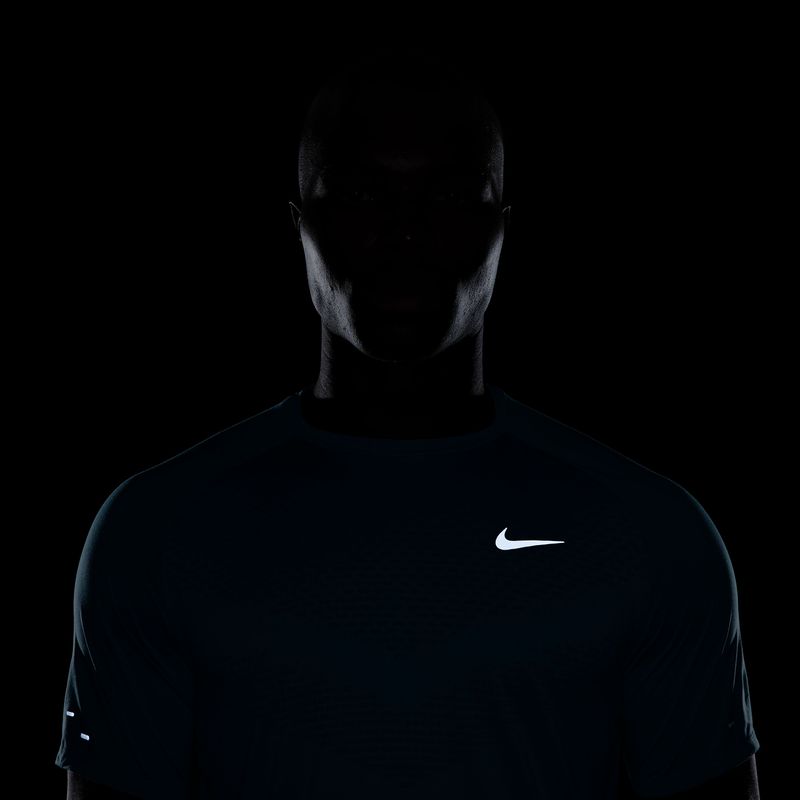 Camiseta-Manga-Corta-nike-para-hombre-M-Nk-Dfadv-Stride-Ss-Top-para-correr-color-verde.-Detalle-6
