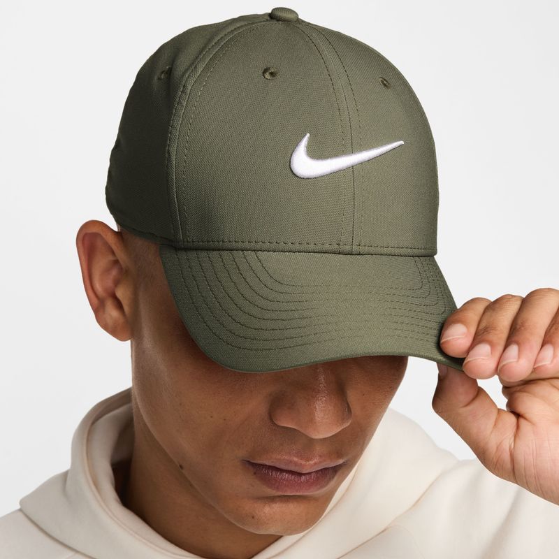 Gorra-nike-para-hombre-U-Nk-Df-Club-Cap-S-Cb-P-para-entrenamiento-color-verde.-Reverso-Sobre-Modelo