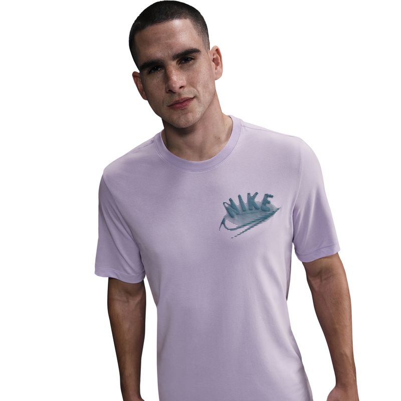 Camiseta-Manga-Corta-nike-para-hombre-M-Nk-Df-Tee-Brand-Read-para-entrenamiento-color-morado.-Reverso-Sobre-Modelo