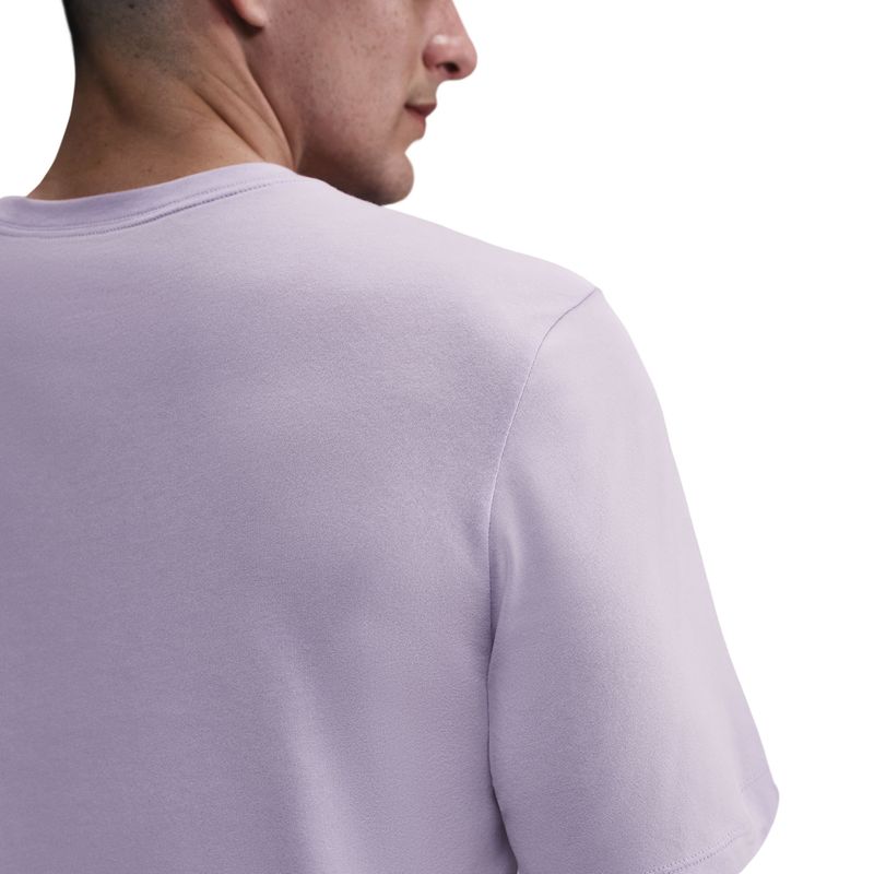 Camiseta-Manga-Corta-nike-para-hombre-M-Nk-Df-Tee-Brand-Read-para-entrenamiento-color-morado.-Detalle-2