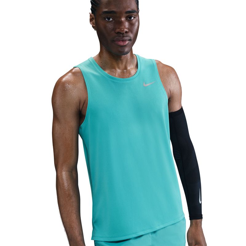 Camiseta-Manga-Sisa-nike-para-hombre-M-Nk-Df-Miler-Tank-para-correr-color-verde.-Reverso-Sobre-Modelo