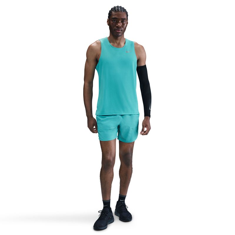 Camiseta-Manga-Sisa-nike-para-hombre-M-Nk-Df-Miler-Tank-para-correr-color-verde.-Frente-Sobre-Modelo