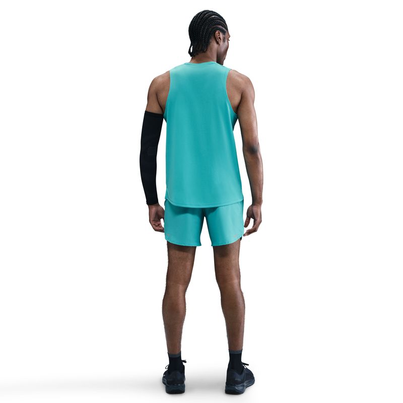 Camiseta-Manga-Sisa-nike-para-hombre-M-Nk-Df-Miler-Tank-para-correr-color-verde.-Reverso-Sobre-Modelo
