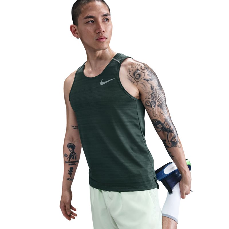 Camiseta-Manga-Sisa-nike-para-hombre-M-Nk-Df-Miler-Tank-para-correr-color-verde.-Reverso-Sobre-Modelo