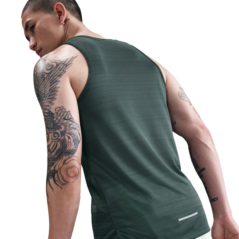 Camiseta-Manga-Sisa-nike-para-hombre-M-Nk-Df-Miler-Tank-para-correr-color-verde.-Detalle-2