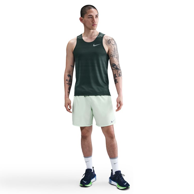 Camiseta-Manga-Sisa-nike-para-hombre-M-Nk-Df-Miler-Tank-para-correr-color-verde.-Frente-Sobre-Modelo