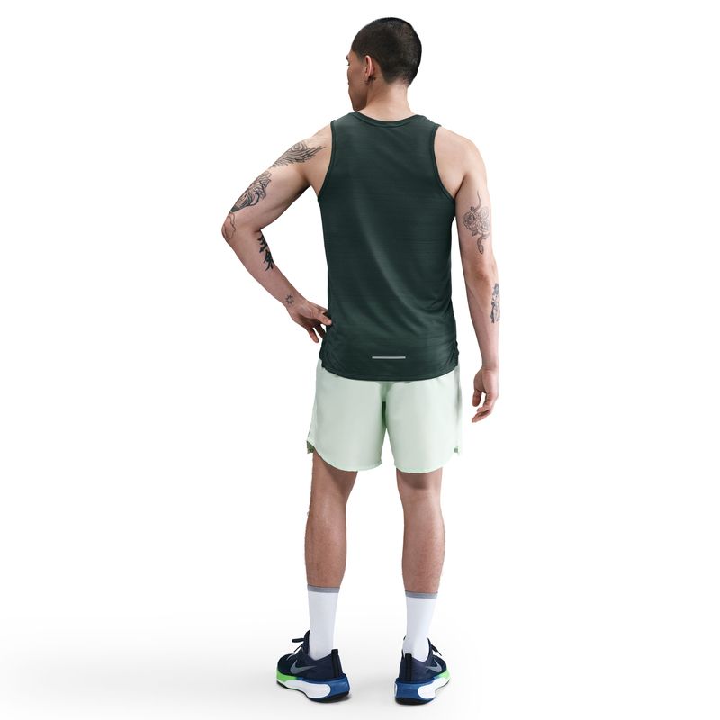 Camiseta-Manga-Sisa-nike-para-hombre-M-Nk-Df-Miler-Tank-para-correr-color-verde.-Reverso-Sobre-Modelo