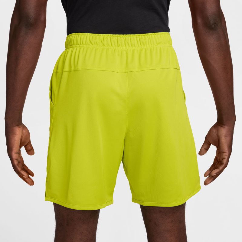 Pantaloneta-nike-para-hombre-M-Nk-Df-Totality-Gfx-Short-7Ul-para-entrenamiento-color-verde.-Reverso-Sobre-Modelo