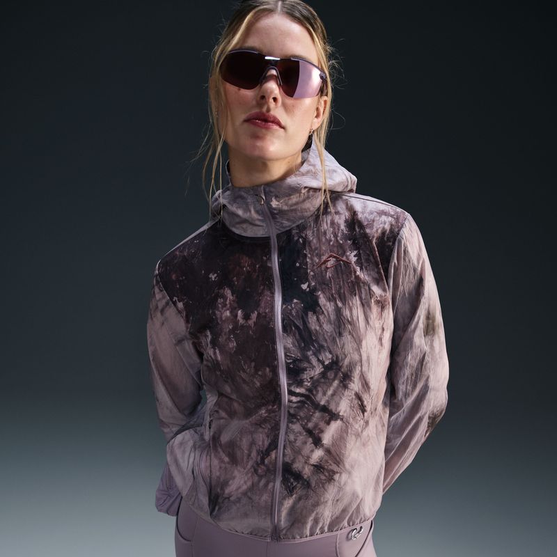 Chaqueta-nike-para-mujer-W-Nk-Trail-Repel-Jkt-para-correr-color-morado.-Detalle-1