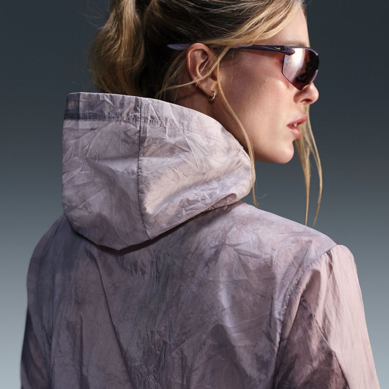 Chaqueta-nike-para-mujer-W-Nk-Trail-Repel-Jkt-para-correr-color-morado.-Detalle-2
