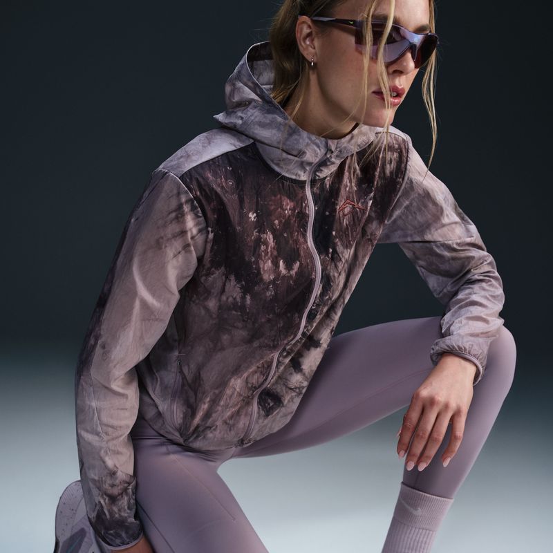 Chaqueta-nike-para-mujer-W-Nk-Trail-Repel-Jkt-para-correr-color-morado.-Detalle-5-