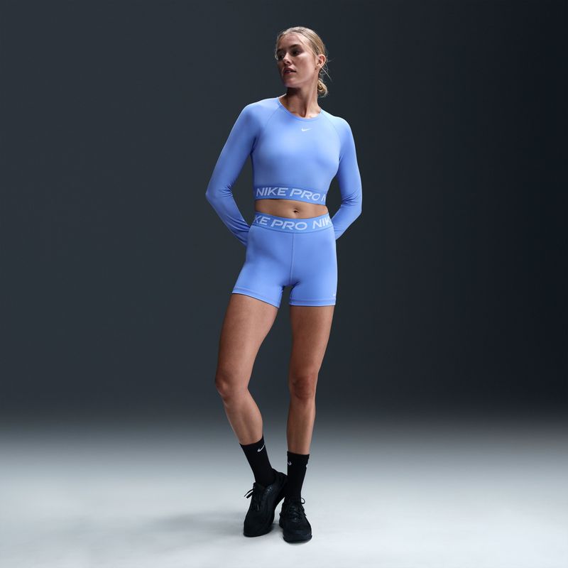 Licra-nike-para-mujer-W-Np-365-Short-5In-para-entrenamiento-color-azul.-Frente-Sobre-Modelo