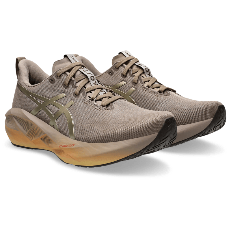 Tenis-asics-para-hombre-Novablast-5-Luxe-para-correr-color-gris.-Par-Alineados