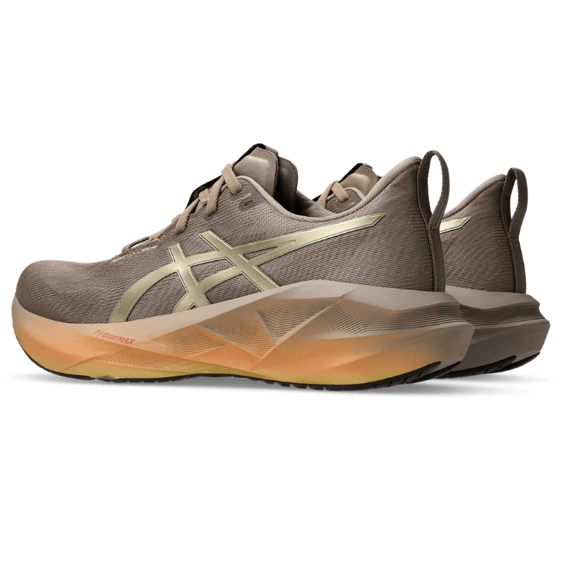 Tenis-asics-para-hombre-Novablast-5-Luxe-para-correr-color-gris.-Detalle-1