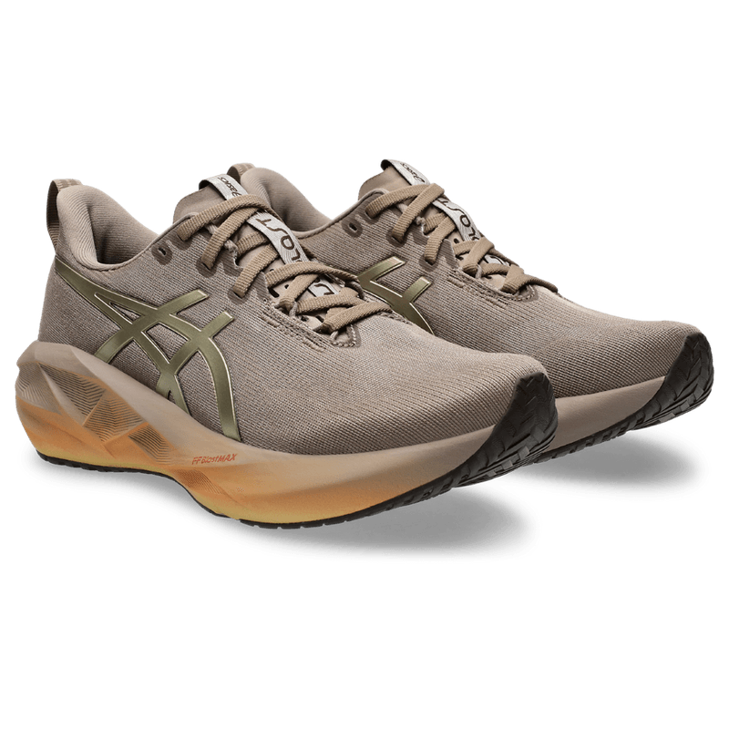 Tenis-asics-para-mujer-Novablast-5-Luxe-para-correr-color-gris.-Par-Alineados
